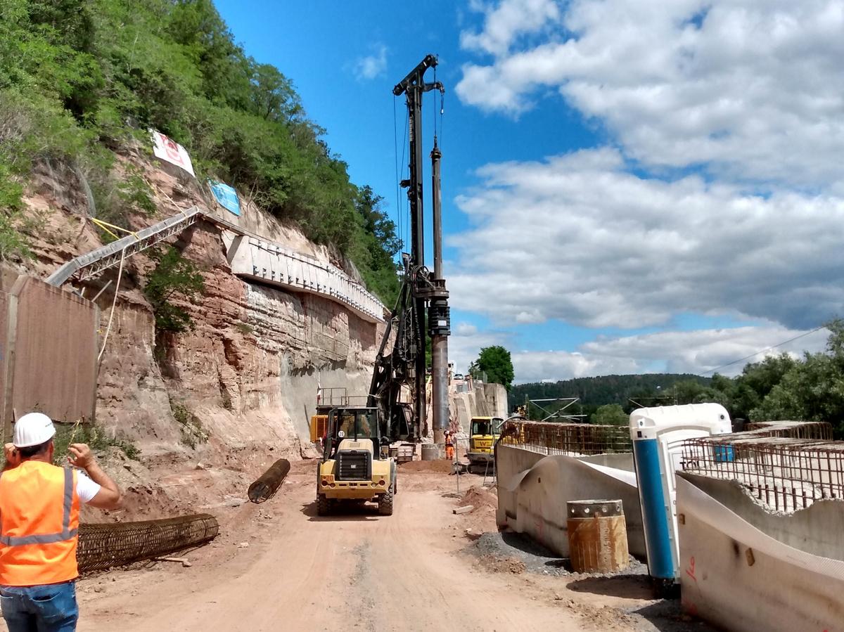 Eine Aufnahme der Baustelle für die Ortsumgehung Rothenstein an einem sommerlichen Tag.