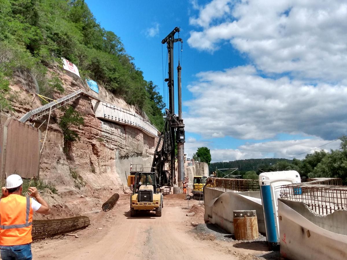 Das Bild zeigt die Baustelle der Ortsumgehung in Rothenstein an einem sonnigen Tag.
