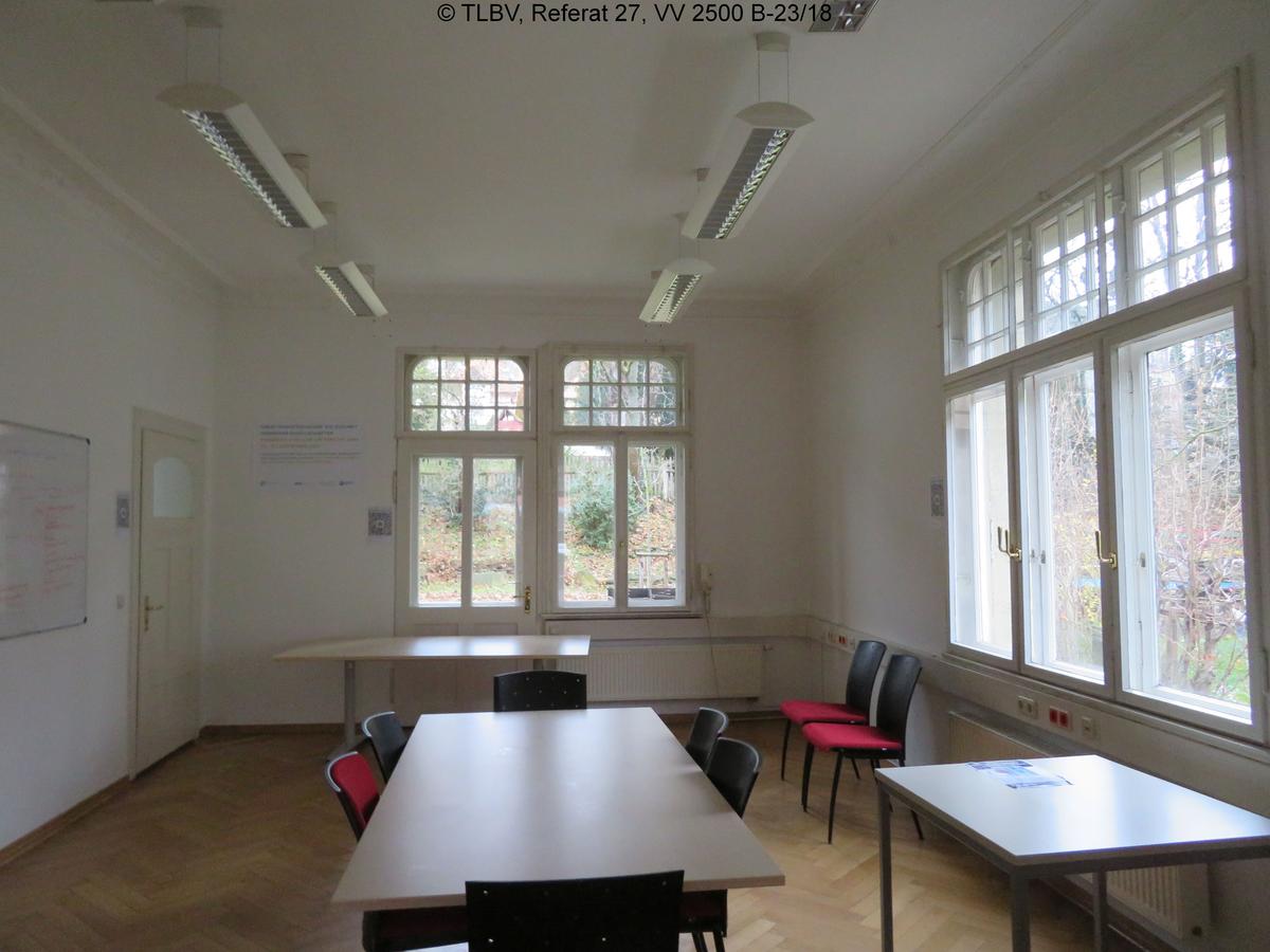 Büro mit 3 teiligem Fenster rechts, Balkontür mit Fenster auf Stirnseite, Zimmertür links