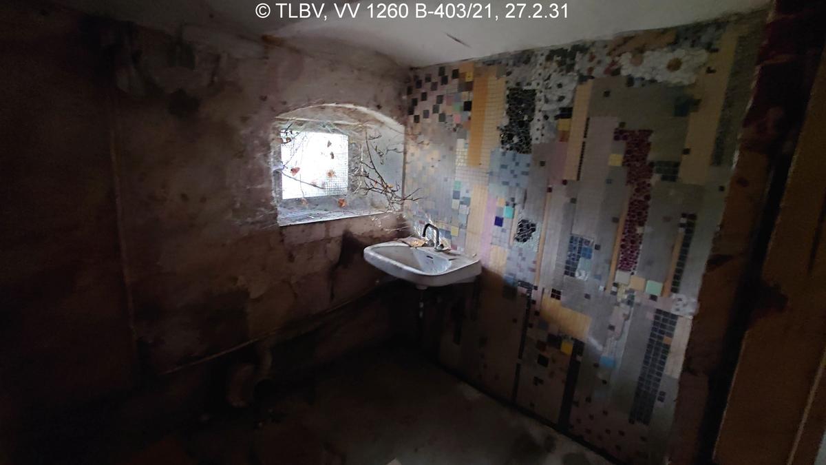 Kellerraum mit Waschbecken, Waschbeckenwand teilweise mosaikartig gefliest