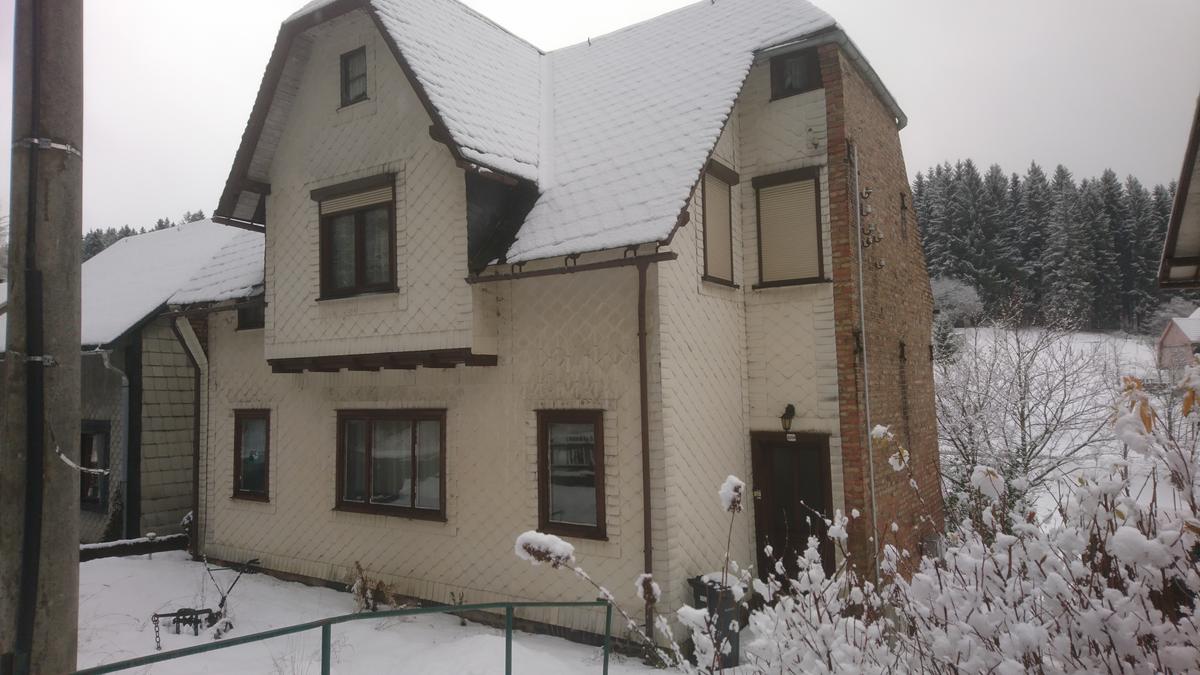 Ansicht von der Straße aus, verschneites Umfeld, Erker im DG