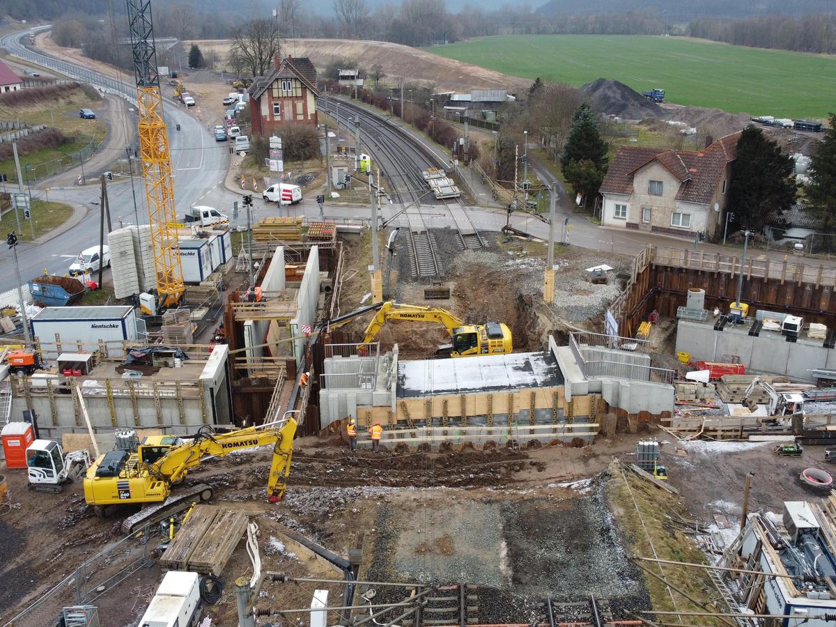 Auf dem Luftbild sieht man das Bauwerk 04 nach dem Verschub in den Bahndamm.