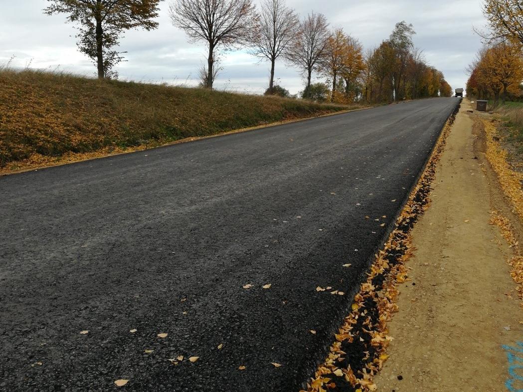 Man sieht auf dem Bild die Fahrbahn mit der eingebauten Asphalttragschicht.