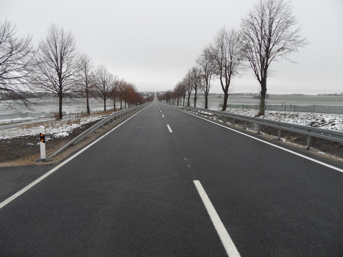 Es ist die Fahrbahn der B 180 im Winter zu sehen.