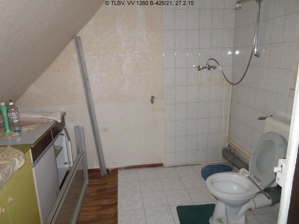 Bad mit Dachschräge; unberäumt; WC, Dusche ohne Duschabtrennung; teilgefliest; Wasser und Abwasserrohre über Putz
