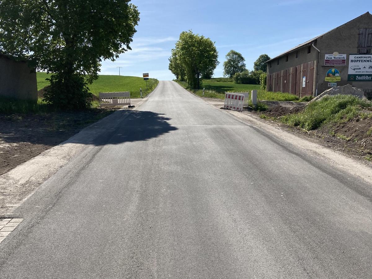 Auf dem Bild sieht man die fertiggestellte Ortsdurchfahrt von Reitzengeschwenda.