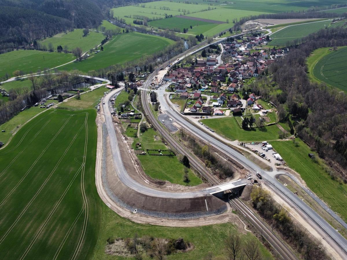 Luftbild der Brücke über die Bahnstrecke.