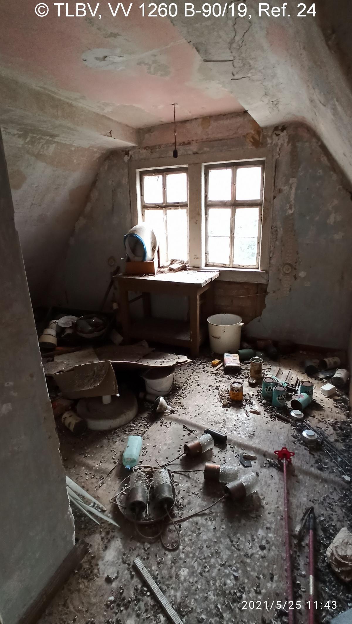 Giebelzimmer, sehr verschlissen und verdreckt (Taubenkot)