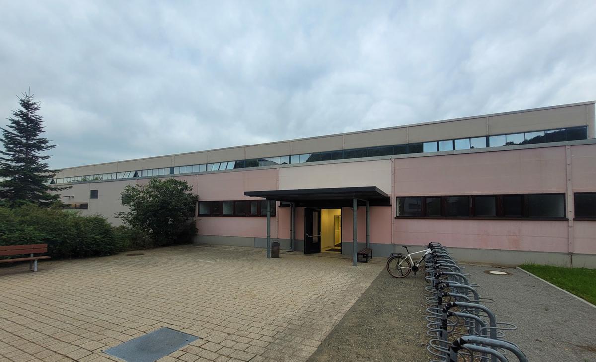 Sporthalle des Sportgymnasiums Jena - Ansicht auf Haupteingang, Zuwegung und Fahrradständer im Vordergrund