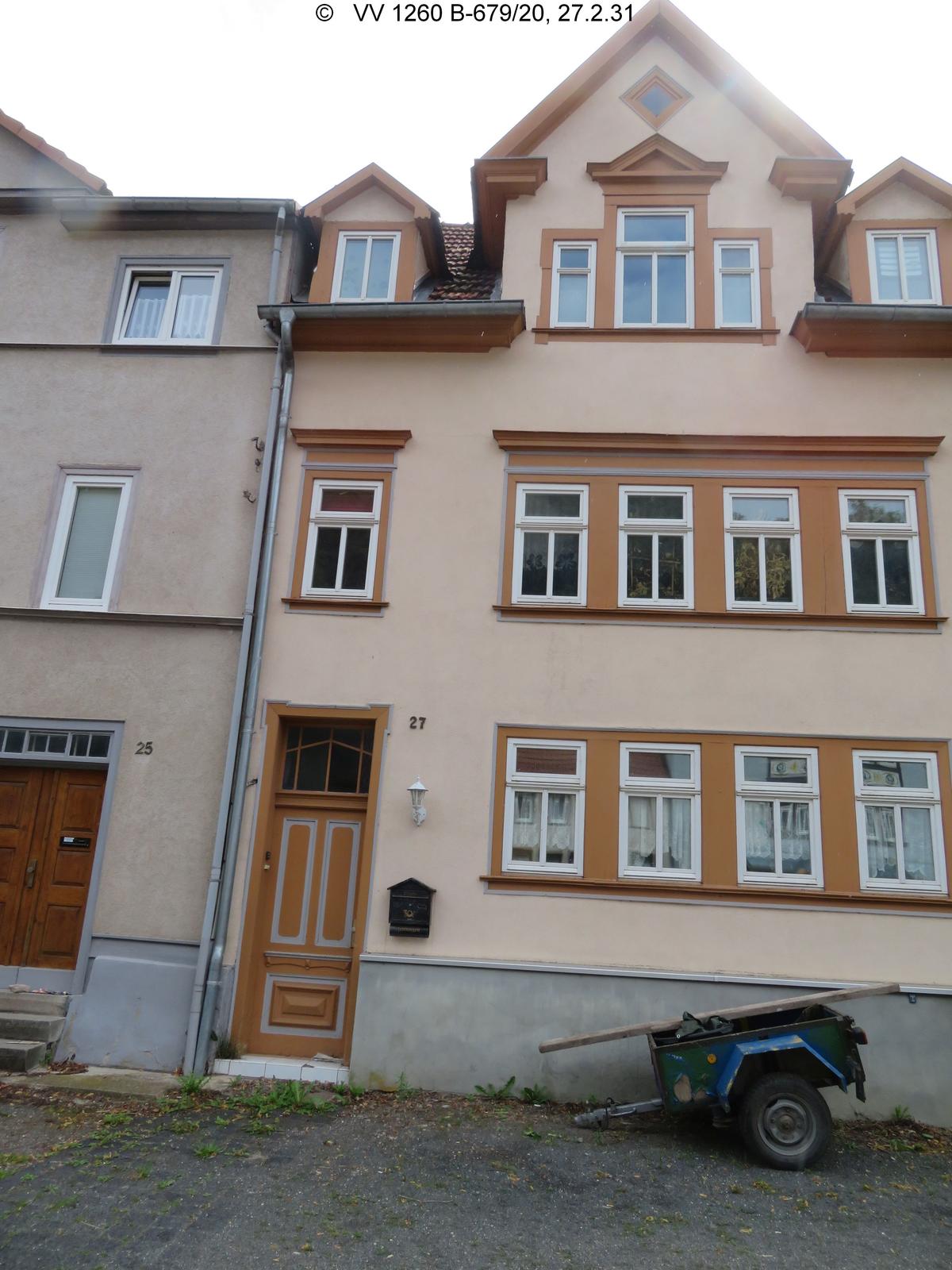 zweigeschossiges Wohnhaus in Straßenreihe gebaut