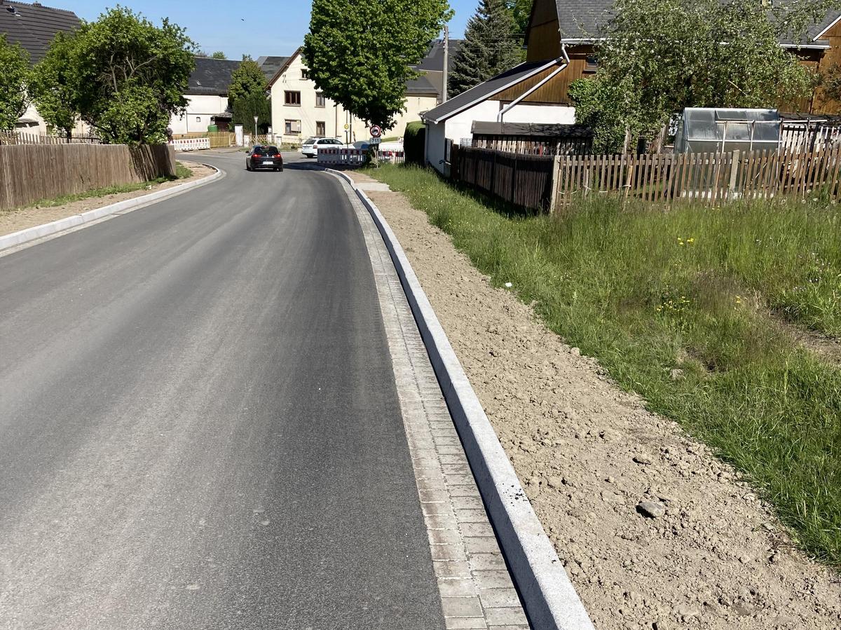 Auf dem Bild erkennt man die fertiggestellte Straße der Ortsdurchfahrt.