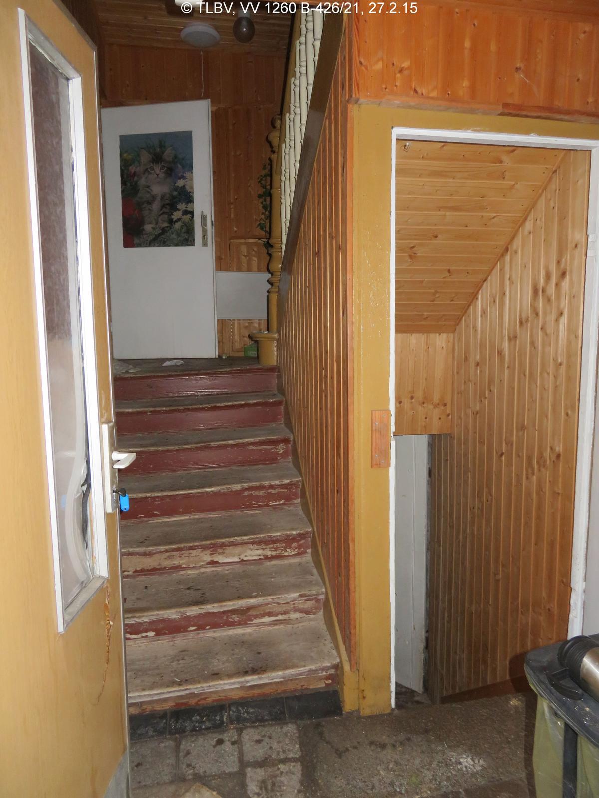 Eingangsbreich hinter Haustür; Treppe zum EG und Keller; Holz; Wände ebenfalls holzverkleidet