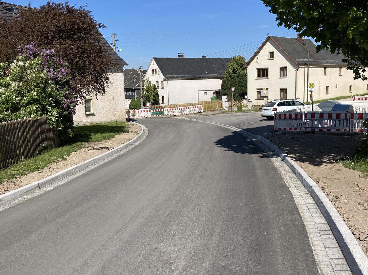 Auf dem Foto erkennt man, die fertiggestellte Ortsdurchfahrt von Reitzengeschwenda.