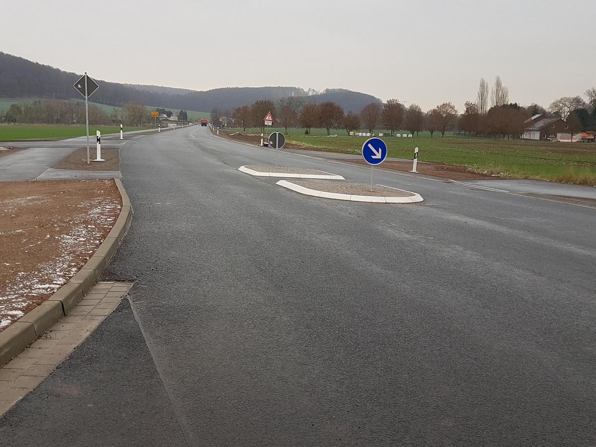 Das Foto zeigt die Fahrbahnteiler als Querungsstelle bei der Maßnahme.