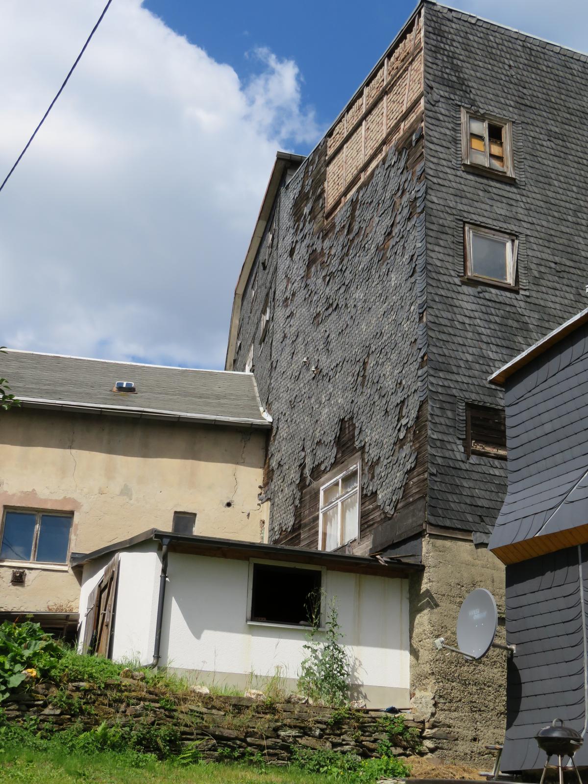 Seitenansicht des Hauses mit Anbauten
