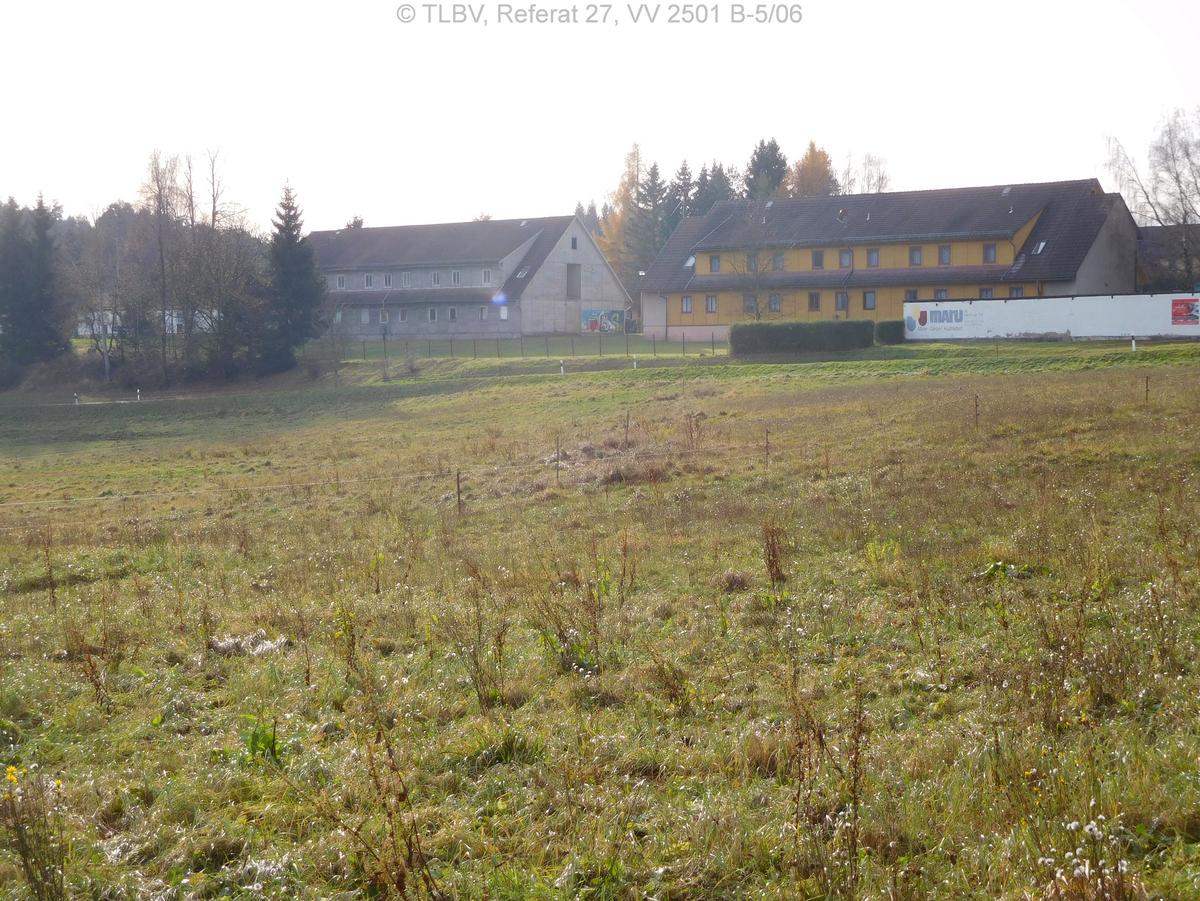 Vordergrund Feld, Hintergrund Gebäude