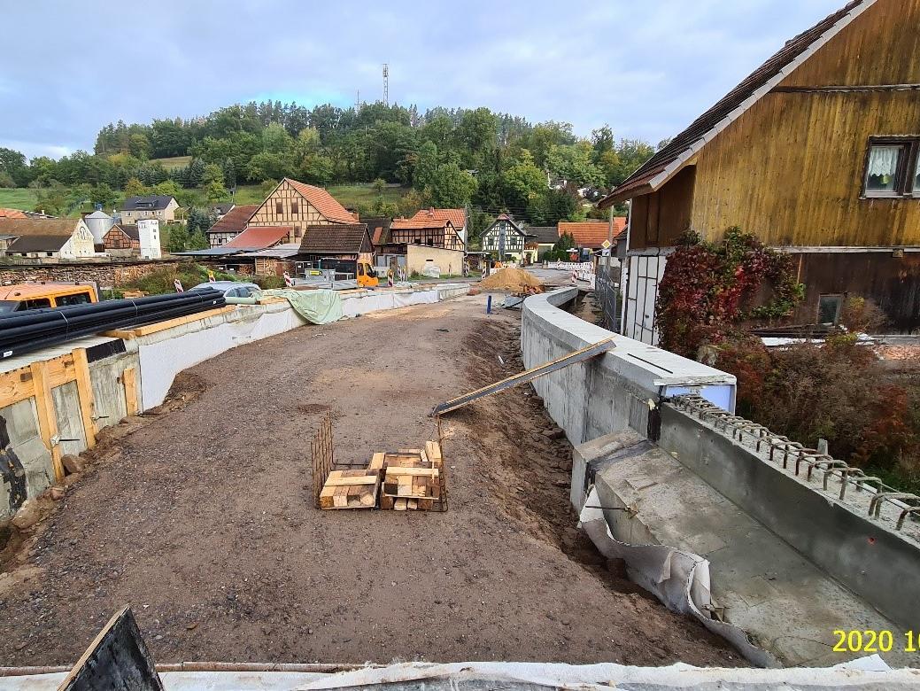 Es sind die fertiggestelltem Stützwände und die Kappen der Brücke zu sehen.