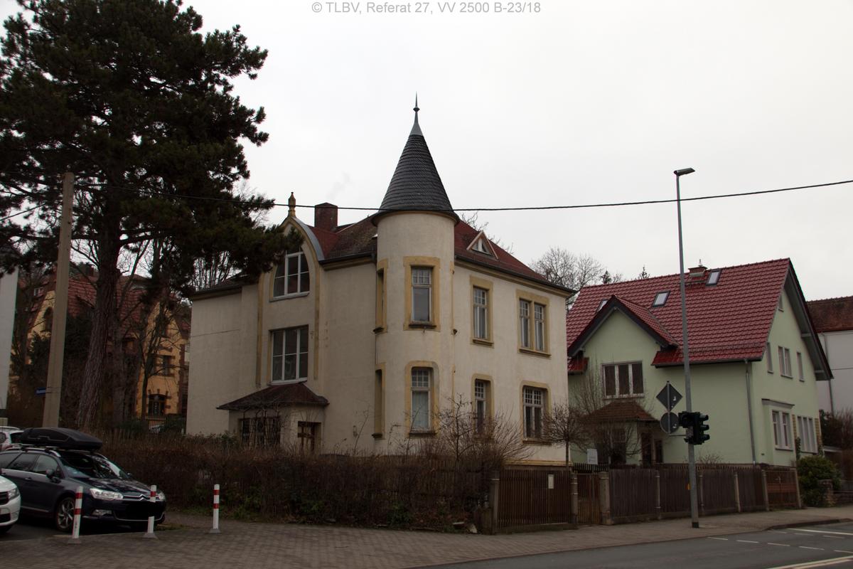 Foto aus dem Kreuzungsbereich aufgenommen auf die Südwestseite des Haues mit Turmanbau und Hauseingang