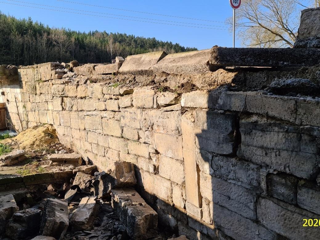 Auf diesem Bild sieht man den Abbruch der Brücke und der Stützwände.