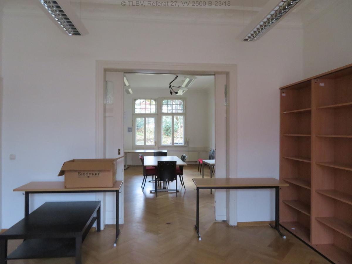 zwei Büroräume verbunden mit einer doppelflügeligen Schiebetür