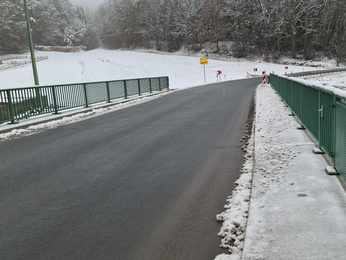 Aufnahme der Fahrbahn und Brücke