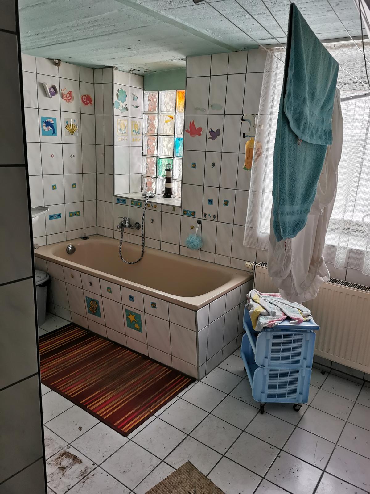 gefliestes Bad, ein Glasbausteinfenster, ein Fenster normal, 1 Badewanne, ein Waschbecken, ein Heizkörper