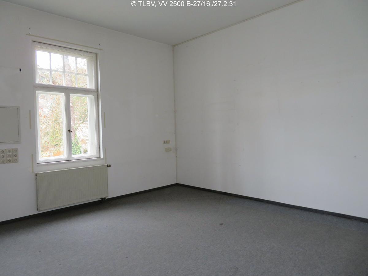 Zimmerbesipiel, Wand weiß, textiler Fußbodenbelag, 1 Fenster, 1 Heizkörper