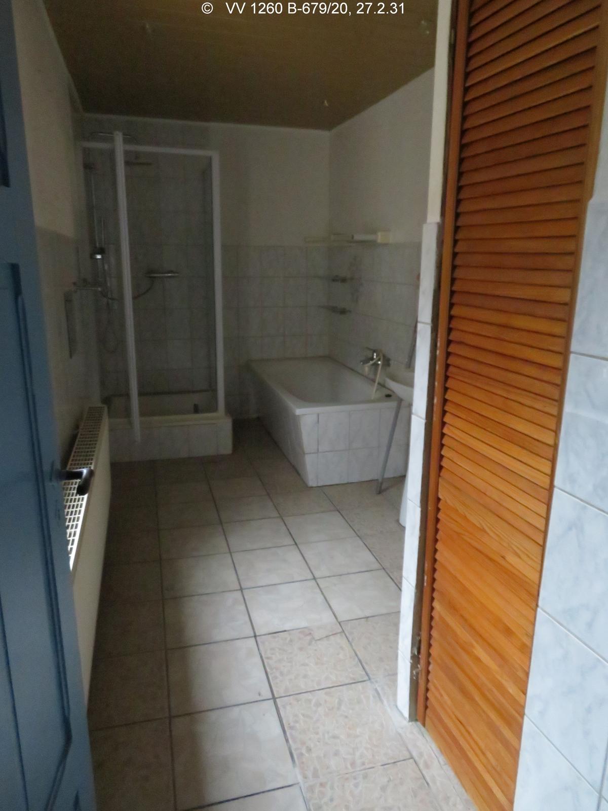 gefliestes Bad mit Wanne und Dusche