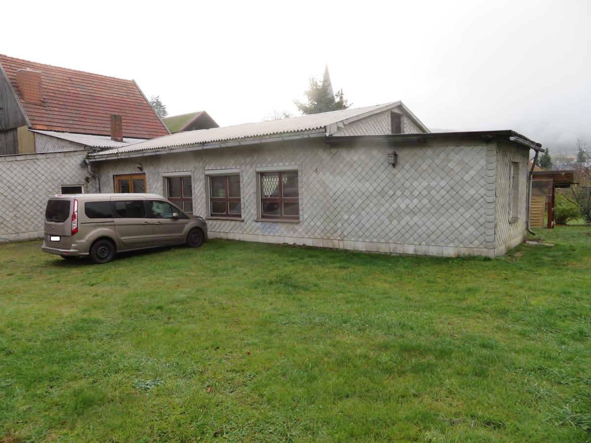 Schuppen bzw. Abstellhäuschen bei Grünfläche