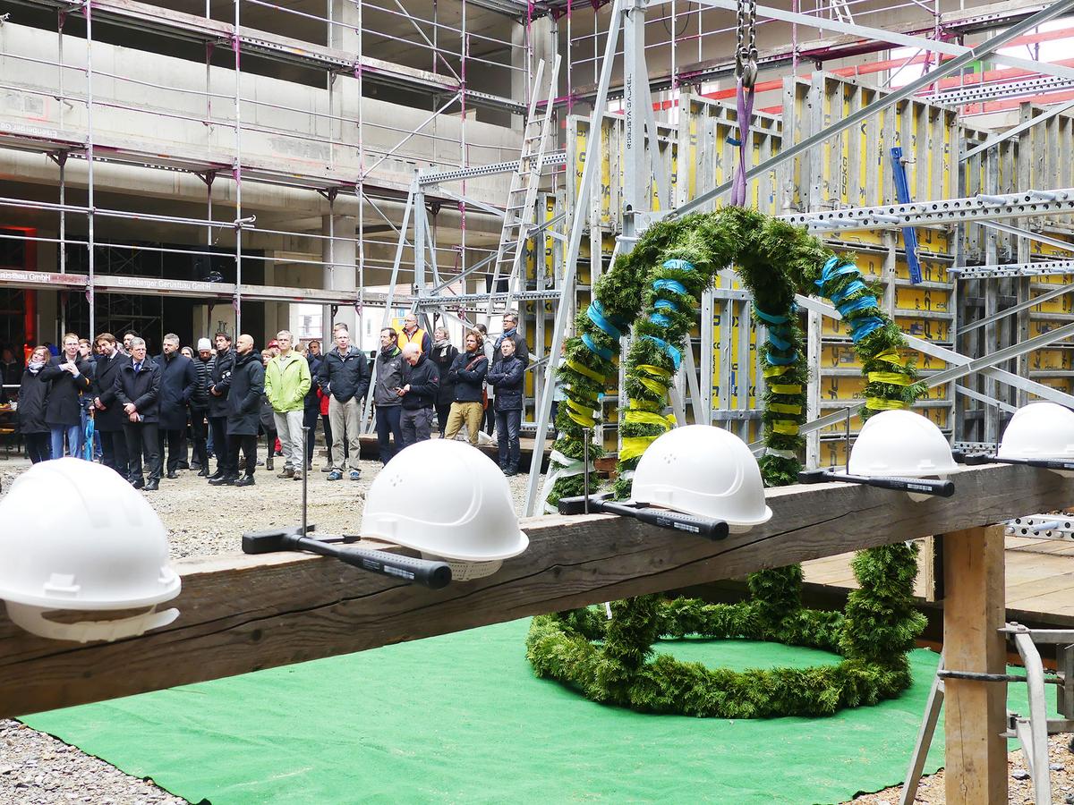 Bauhelme und die Richtkrone
