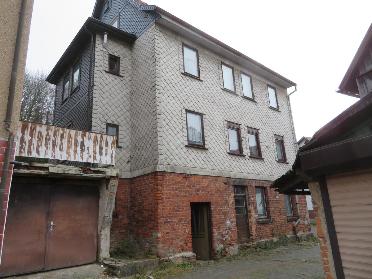 Hintere Ansicht des Schieferhauses mit Vollkeller aus Backstein