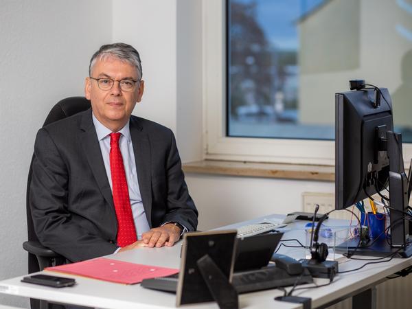 Herr Rippel sitzt am Schreibtisch Herr Rippel sitzt am Schreibtisch