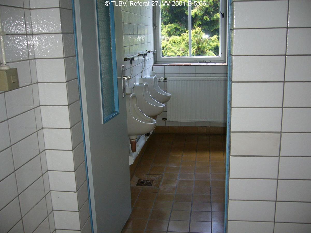 gefliester Sanitärbereich, mit Fenster, Wandurinale