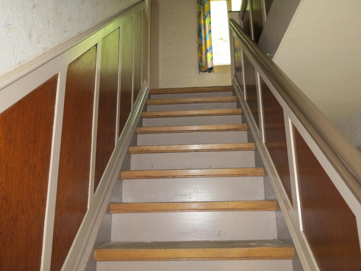 Geschosstreppe/Treppenhaus; Treppe ist aus Holz mit Holzgeländert