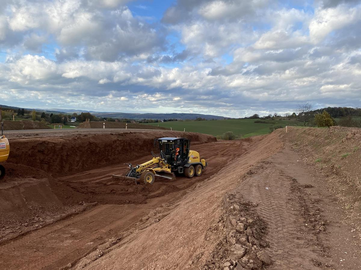 Bagger beim Arbeiten auf dem Baufeld