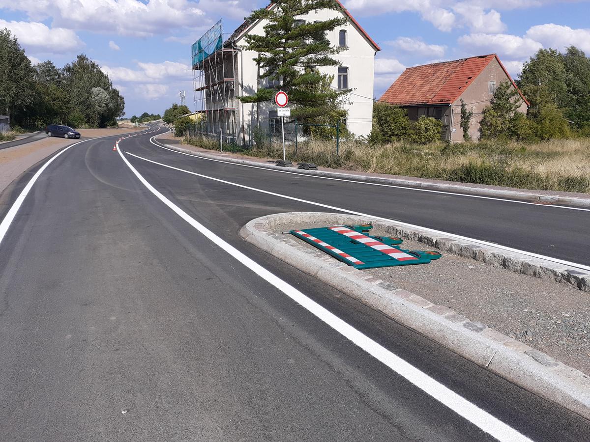 Das Bild stellt die Markierungsarbeiten an der B 92 dar.