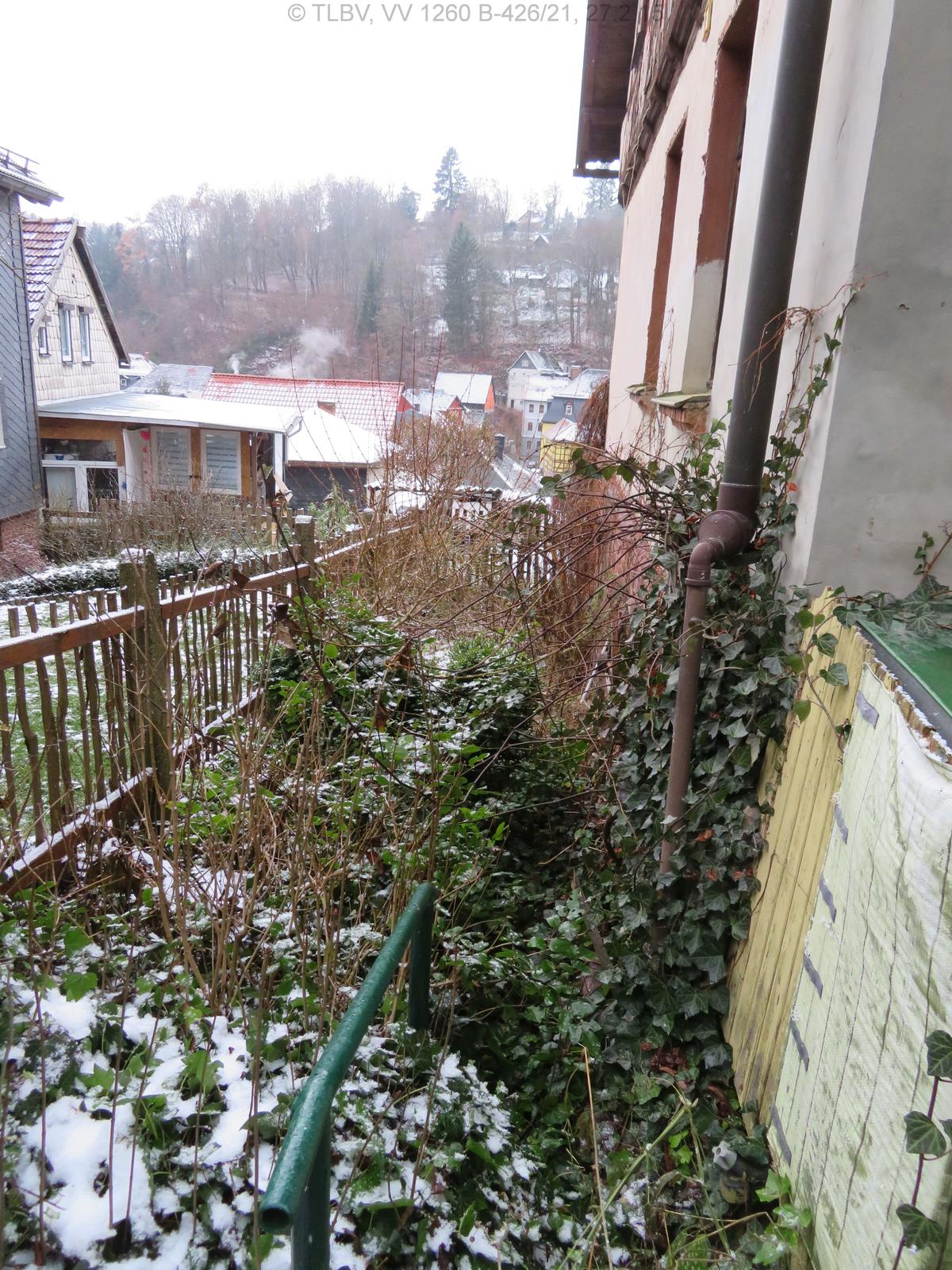 Vorgarten mit Holzlattenzaun und Gebüsch