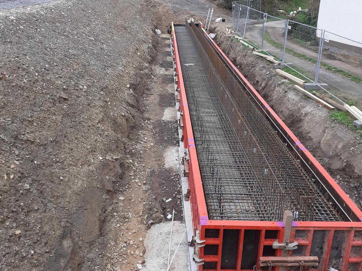 Man erkennt das Fundament der Stützwand.