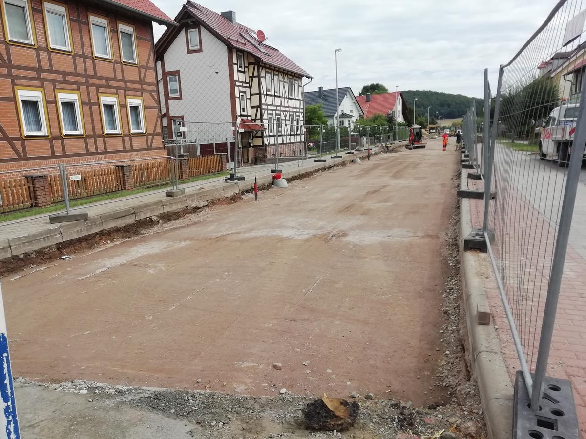 Das Foto zeigt die Straße in der Ortslage Großbodungen vor der Installation der Bordanlage.