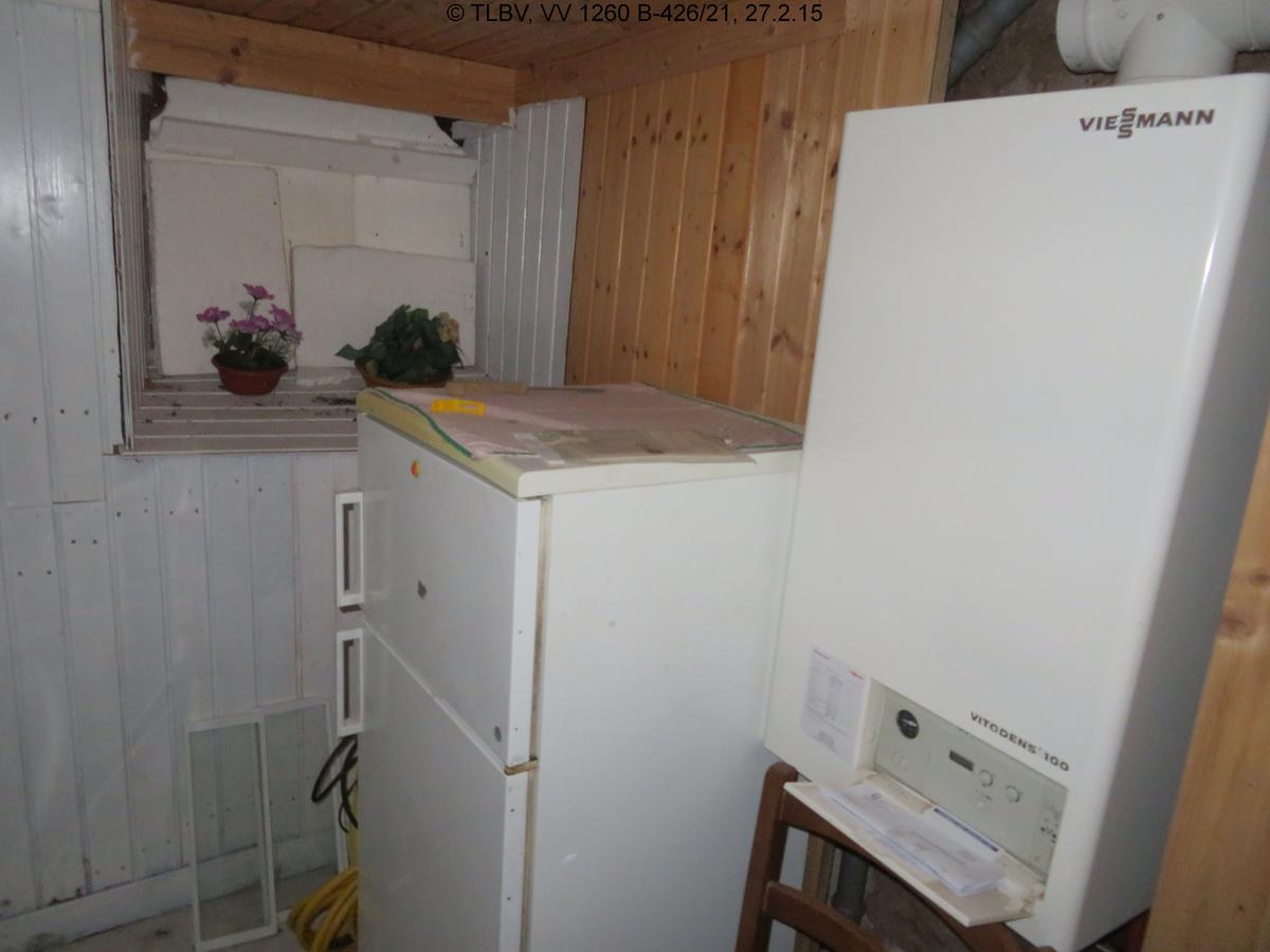 Kellerraum mit Kühl-/Gefrierkombi und Viessmanntherme; Kellerfenster mit Styroporplatten abgedichtet; Wände holzverkleidet