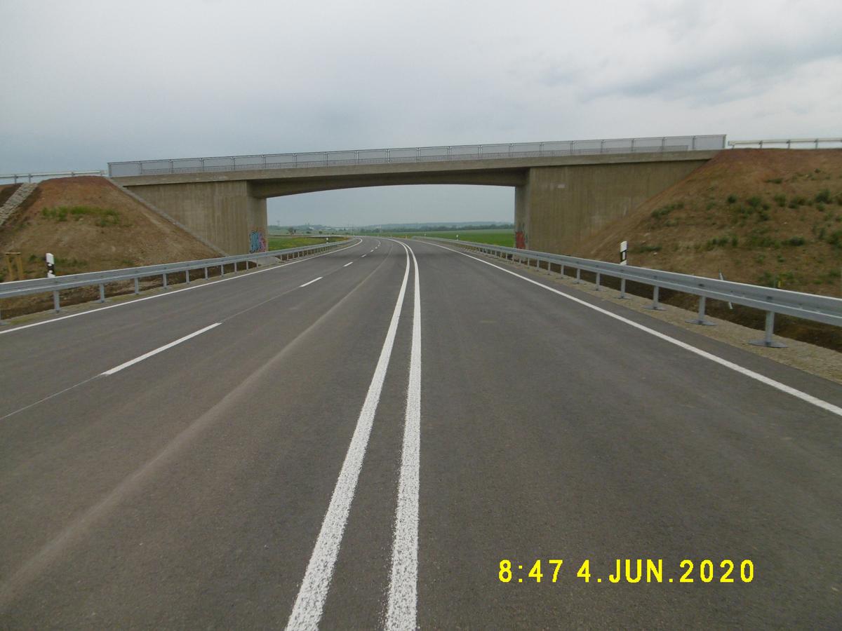 Das Bild zeigt die fertiggestellte Straße der Ortsumgehung Tüttleben.