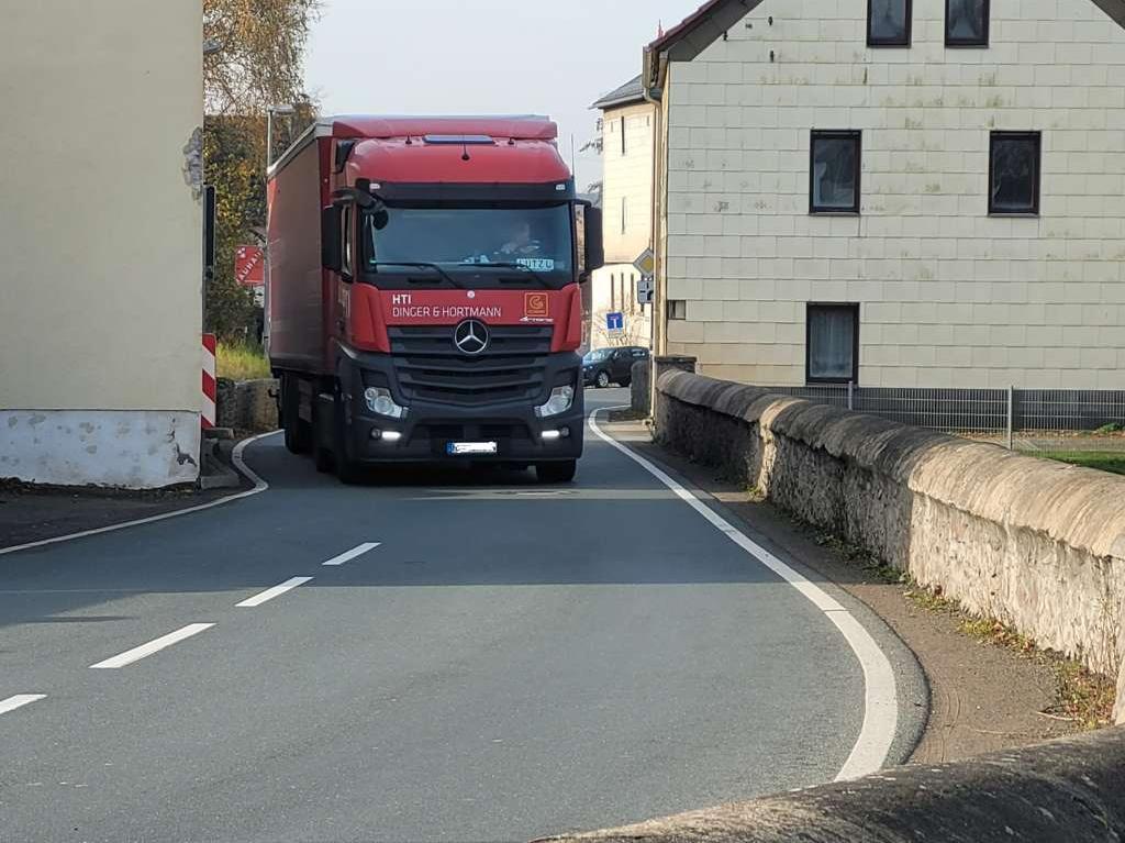 Auf dem Bild ist ein LKW in der Engstelle an der B 2 zu sehen.