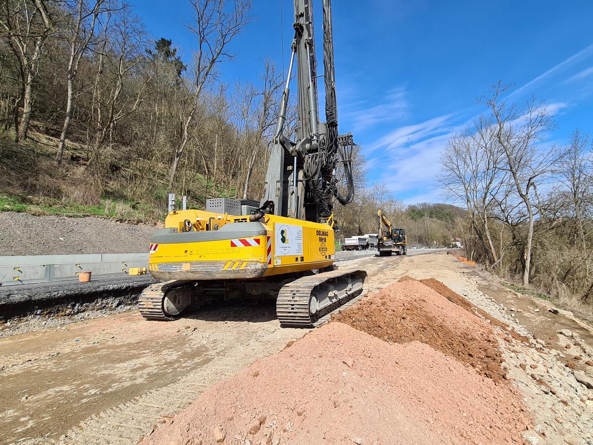 Auf dem Bild sieht man die Arbeiten an dem Verbau der Stützwand am Bauwerk 13.