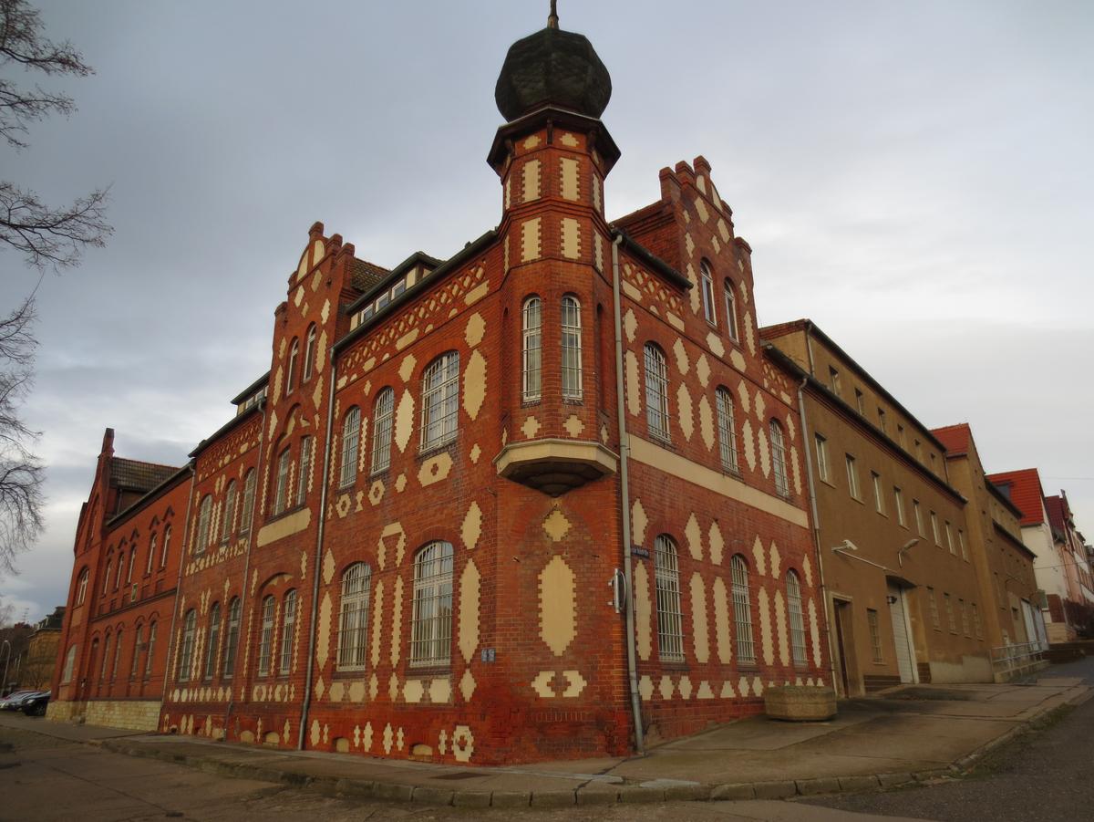 Panoramablick auf eine Hausecke mit Türmchen und strukturierter Fassde