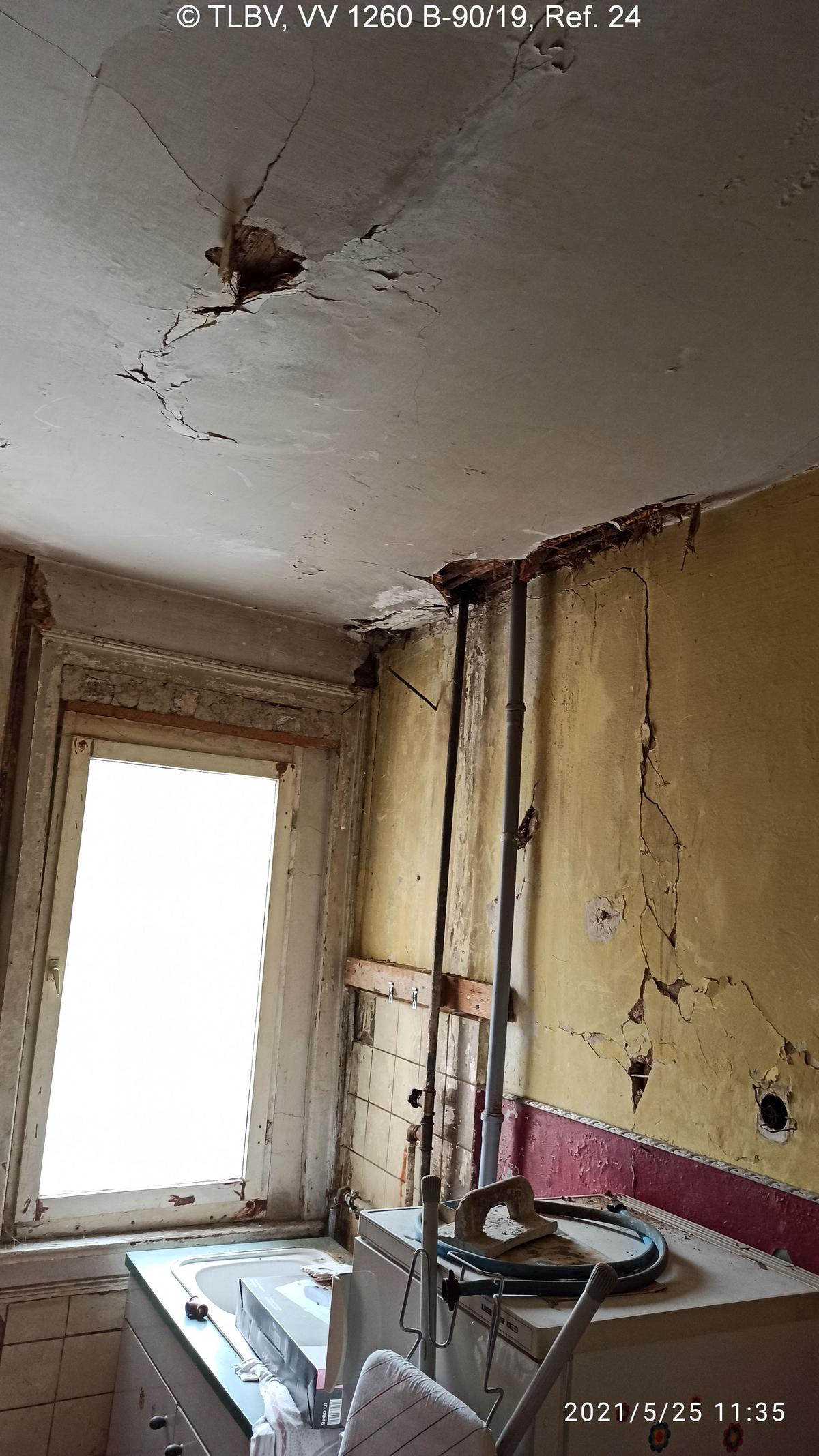 Zimmer mit Spüle und Kühlschrank, absackende Decke, Innenausbau komplett verschlissen und überaltert, Leitungen über Putz