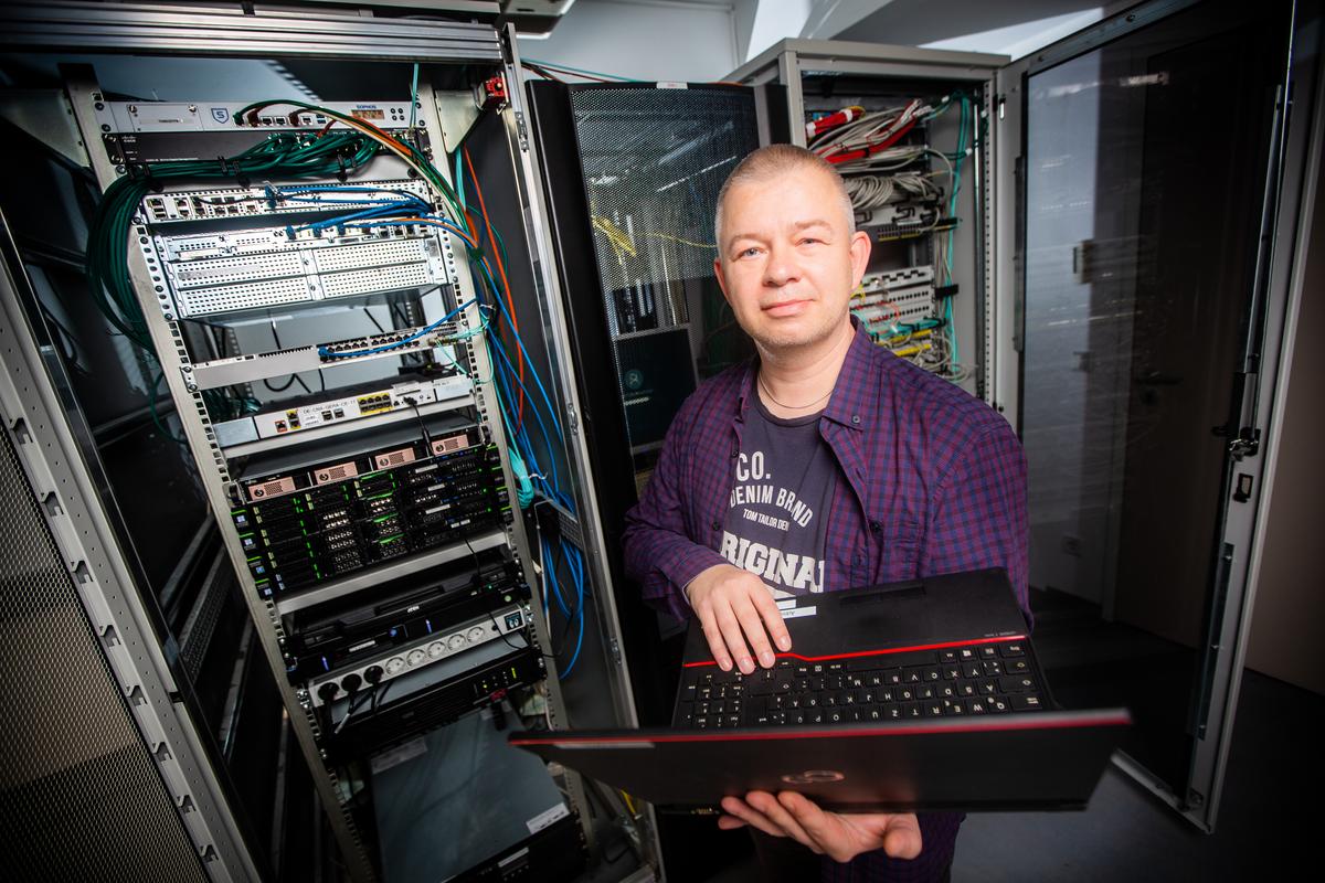 André im Serverraum am Standort Gera
