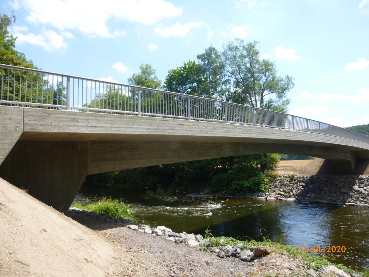 Auf dem Bild ist die Saalebrücke bei Orlamünde an einem sonnigen Tag zu sehen.