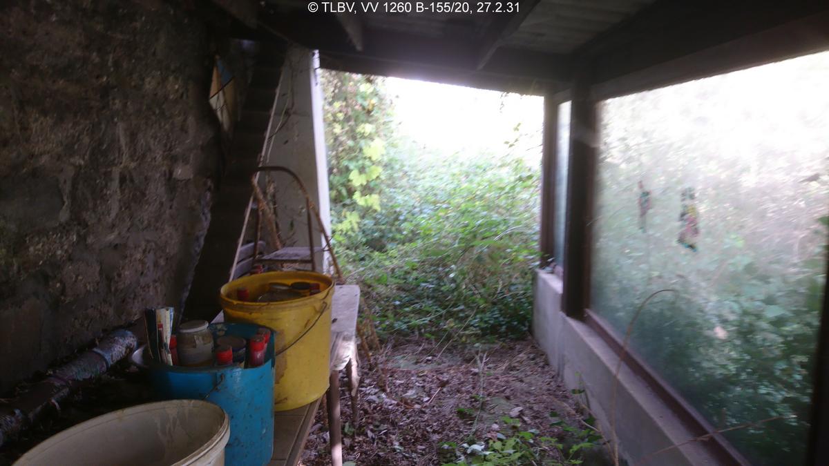 düsterer Vorbau, überdacht, Glasfront zur Gartenseite; sonst offen