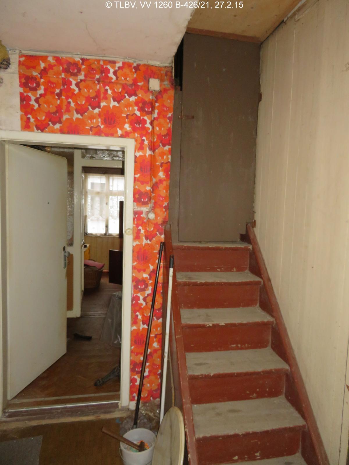 Treppe zum Spitzboden (Holzstiege); Wände malermäßig verschlissen