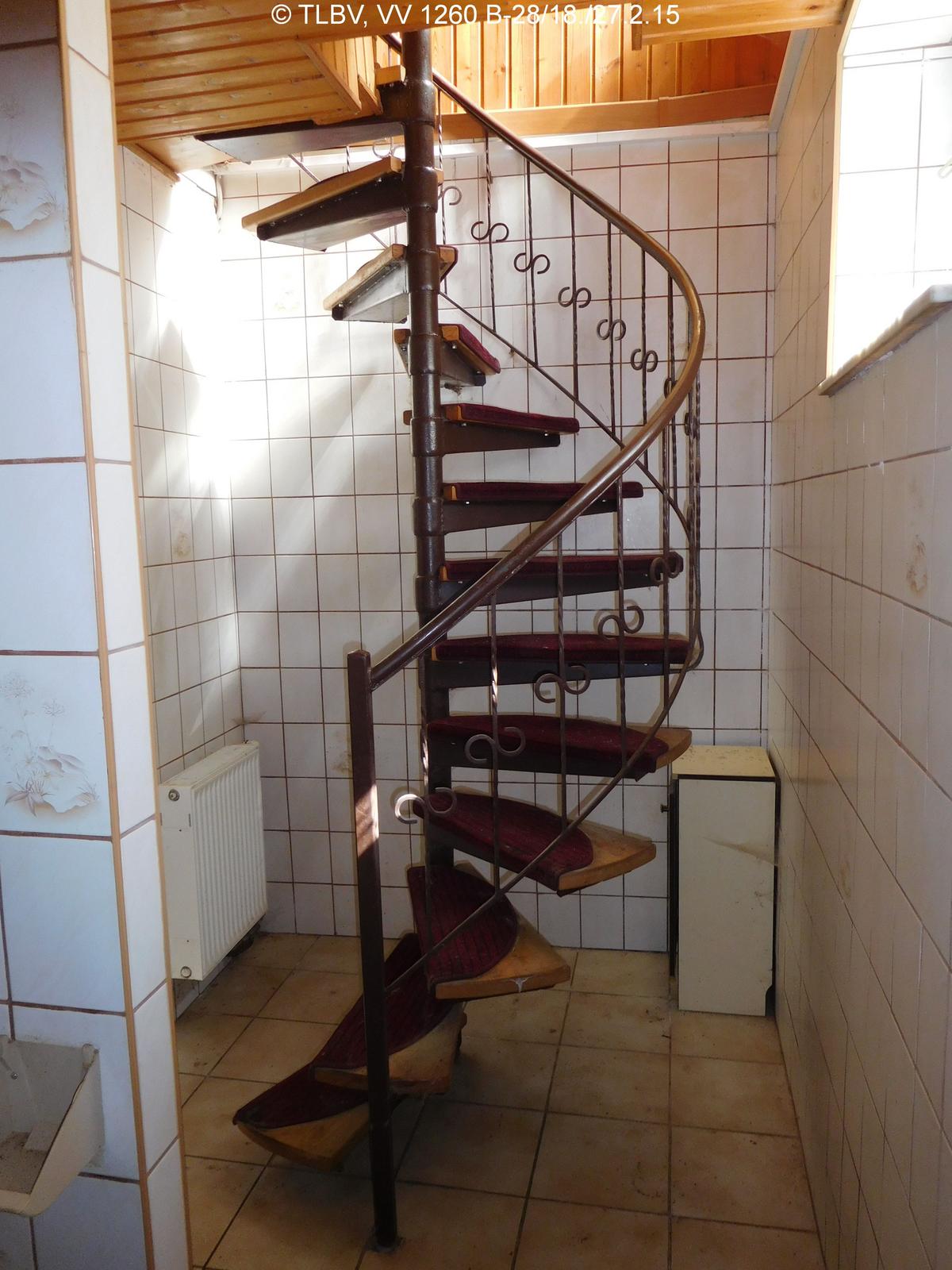 gewendelte Metalltreppe mit Holztrittbrettern